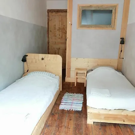File Dans Ta ! Bed & Breakfast